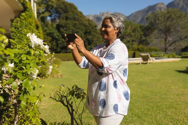 Mujer Afroamericana Mayor Tomando Fotos Con Smartphone Jardín Soleado Retiro — Foto de Stock