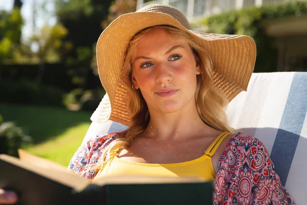 Felice Donna Caucasica Indossa Cappello Sole Rilassante Nel Giardino Soleggiato — Foto Stock