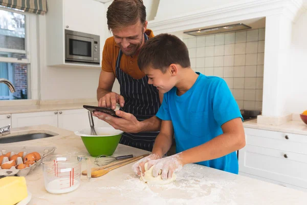 Padre Caucásico Usando Tableta Hijo Horneando Sonriendo Cocina Familia Disfrutando — Foto de Stock