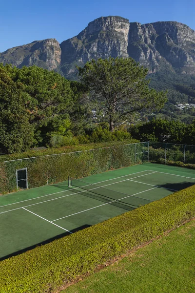 Blick Auf Den Tennisplatz Atemberaubender Landschaft Einem Sonnigen Tag Rückzug — Stockfoto