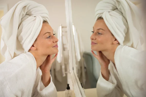 Mujer Caucásica Sonriente Baño Con Toalla Cabeza Mirando Espejo Cara —  Fotos de Stock