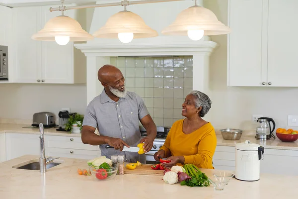 Pareja Afroamericana Mayor Cocinando Juntos Cocina Sonriendo Retiro Jubilación Feliz — Foto de Stock
