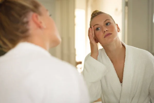 Blanke Vrouw Badkamer Met Badjas Kijkend Spiegel Vochtinbrengend Gezicht Gezondheid — Stockfoto