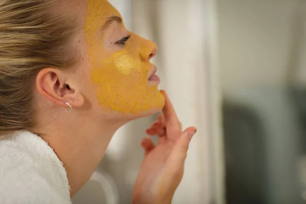 Blanke Vrouw Badkamer Draagt Badjas Kijkt Spiegel Brengt Gezichtsmasker Aan — Stockfoto