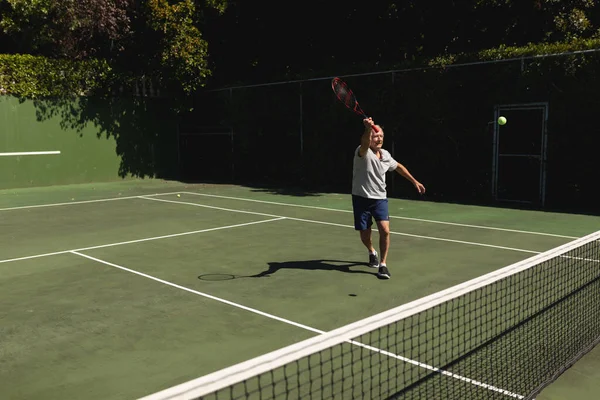 Tenis Kortunda Tenis Oynayan Son Sınıf Beyaz Adam Elinde Tenis — Stok fotoğraf