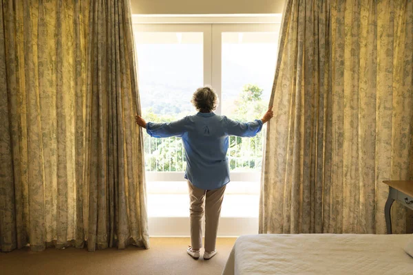 Senior Blanke Vrouw Die Naast Het Raam Staat Gordijnen Slaapkamer — Stockfoto