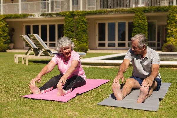 Pareja Caucásica Mayor Practicando Yoga Estirándose Jardín Soleado Retiro Jubilación — Foto de Stock