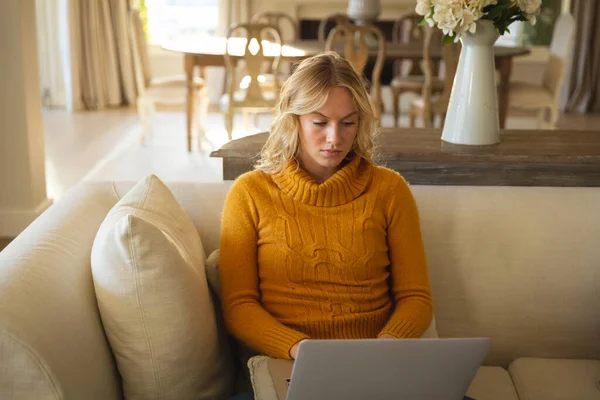 Vit Kvinna Sitter Soffan Ett Lyxigt Vardagsrum Med Laptop Och — Stockfoto