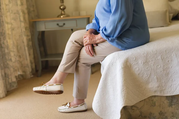 Seniorin Sitzt Auf Bett Und Denkt Schlafzimmer Rückzug Ruhestand Und — Stockfoto