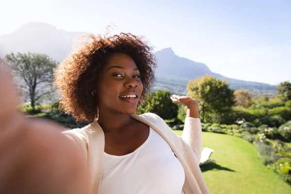Mujer Afroamericana Feliz Balcón Soleado Casa Campo Haciendo Videollamada Mostrando —  Fotos de Stock