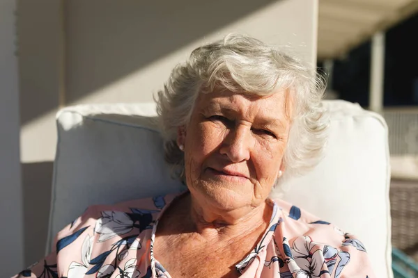 Portret Van Een Oudere Blanke Vrouw Die Het Balkon Naar — Stockfoto