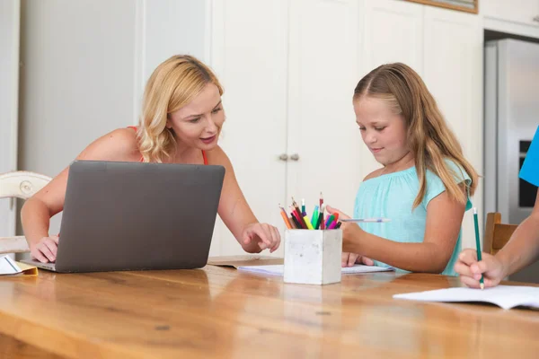Madre Caucásica Usando Laptop Haciendo Deberes Con Hija Sonriendo Casa —  Fotos de Stock