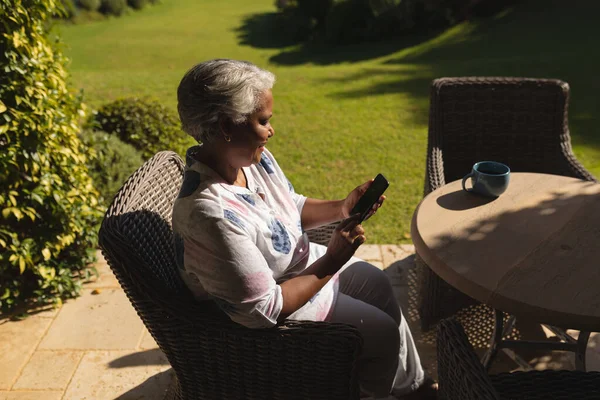 Mujer Afroamericana Mayor Usando Smartphone Jardín Soleado Retiro Jubilación Feliz — Foto de Stock