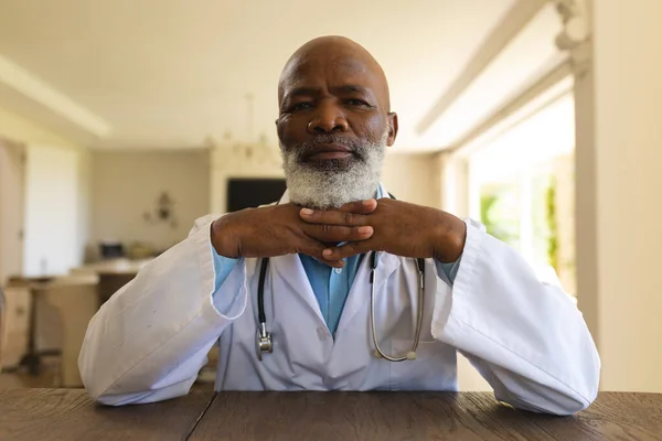 Porträt Eines Älteren Afrikanisch Amerikanischen Arztes Laborkittel Der Schreibtisch Sitzt — Stockfoto