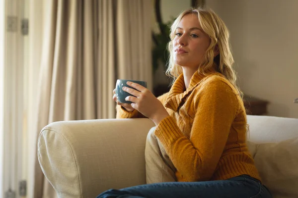 Thoughtful Caucasian Woman Sitting Couch Living Room Holding Coffee Cup — Stock Photo, Image