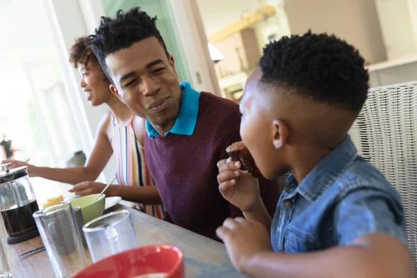 Gelukkige Afrikaans Amerikaanse Familie Zit Aan Tafel Praten Tijdens Het — Stockfoto