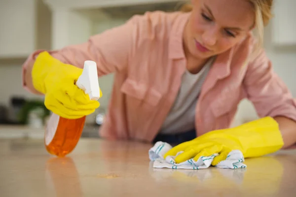 Mujer Caucásica Con Guantes Goma Que Limpian Encimera Cocina Con —  Fotos de Stock