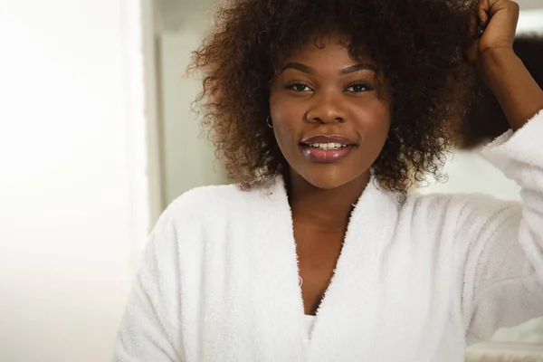 Banyoda Bornoz Giymiş Kameraya Bakıp Gülümseyen Mutlu Afro Amerikan Kadın — Stok fotoğraf