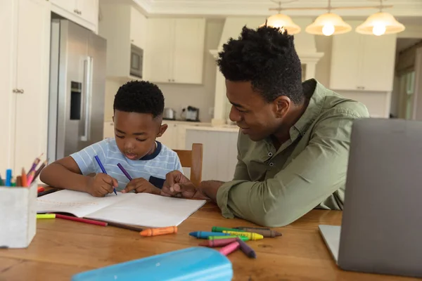 Szczęśliwy Afrykański Ojciec Synem Odrabiającym Lekcje Domu Uśmiechnięty Rodzinne Życie — Zdjęcie stockowe