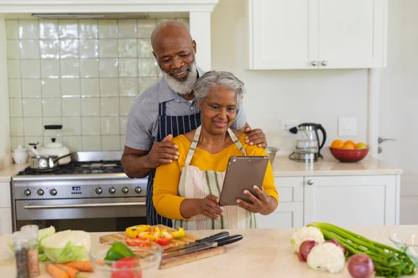 Senior Africký Americký Pár Vaří Společně Kuchyni Pomocí Tabletu Ústup — Stock fotografie