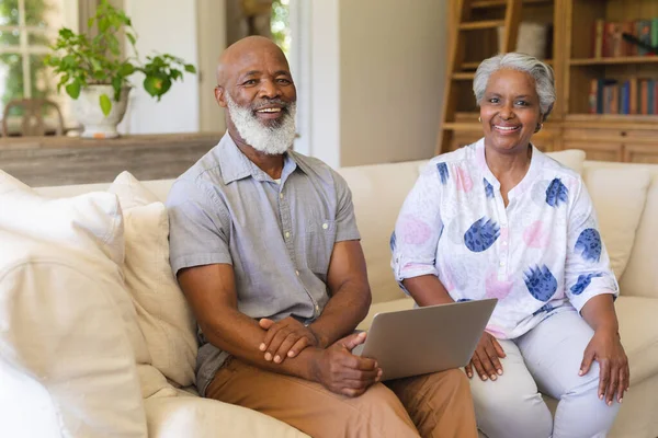 Retrato Una Pareja Afroamericana Mayor Sentada Sofá Mirando Cámara Sonriendo — Foto de Stock