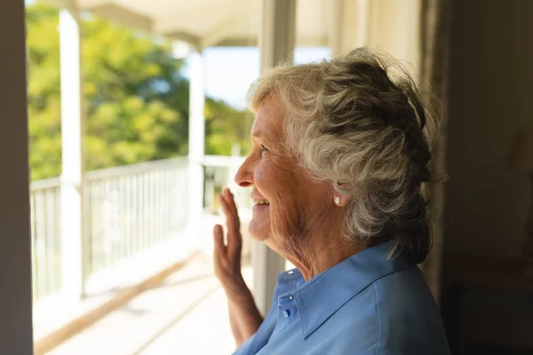 Mujer Caucásica Mayor Mirando Por Ventana Sonriendo Retiro Jubilación Feliz — Foto de Stock