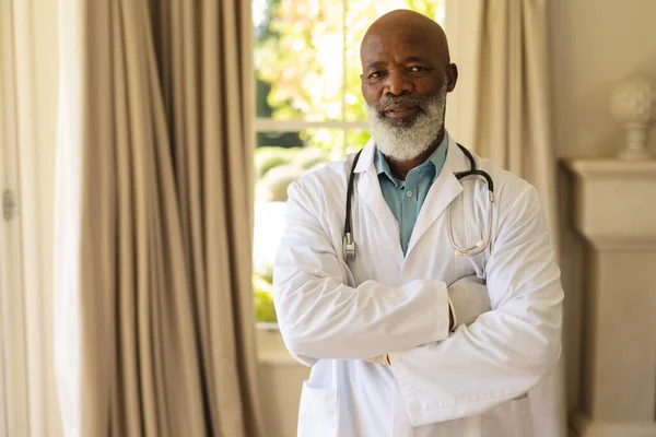 Portret Van Een Oudere Afro Amerikaanse Mannelijke Dokter Labjas Concept — Stockfoto