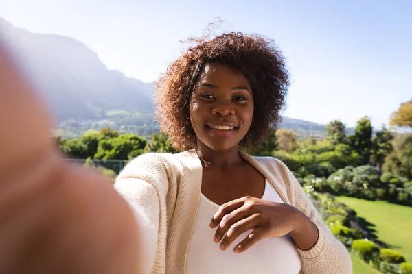 Gelukkige Afro Amerikaanse Vrouw Het Zonnige Balkon Van Het Land — Stockfoto