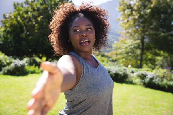 非洲裔美国妇女在阳光灿烂的花园里练习瑜伽 积极的生活方式 户外运动和闲暇时间 — 图库照片