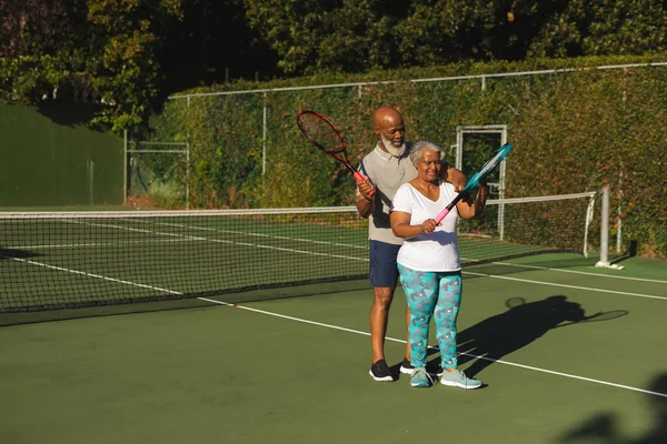 Porträt Eines Lächelnden Afrikanisch Amerikanischen Paares Mit Tennisschlägern Auf Dem — Stockfoto