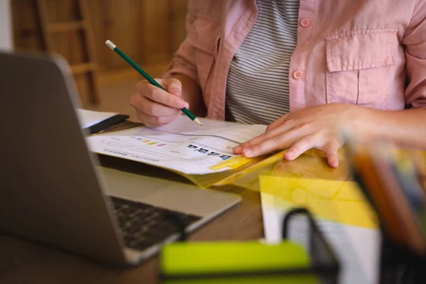 Środek Kobiety Siedzącej Przy Stole Pracującej Salonie Używającej Laptopa Robiącej — Zdjęcie stockowe