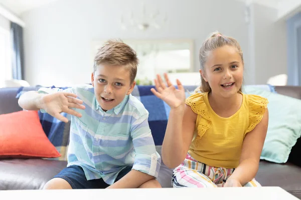 Vit Bror Och Syster Vinkar Och Ler Videochatten Hemma Inhemsk — Stockfoto