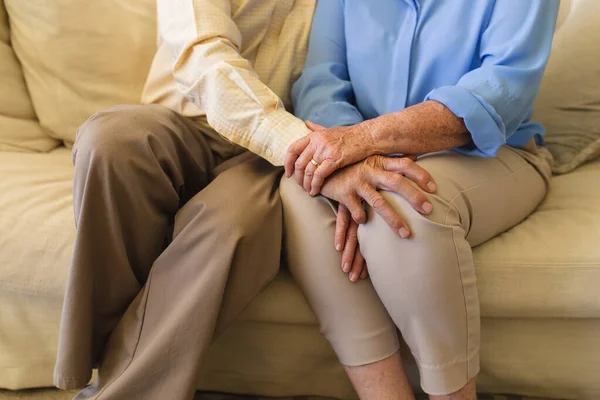 Midden Het Seniorengedeelte Zittend Een Bank Hand Hand Retraite Pensionering — Stockfoto