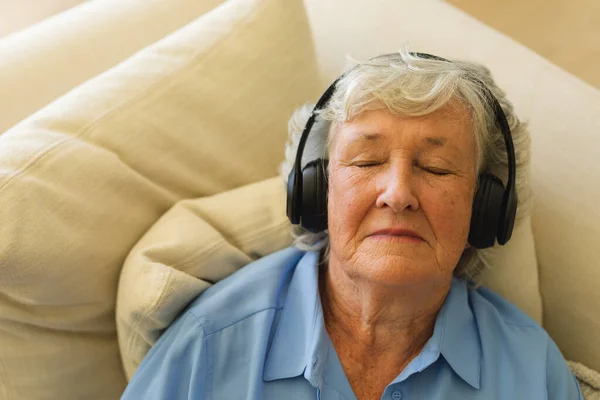 Senior Blanke Vrouw Die Bank Zit Een Koptelefoon Draagt Met — Stockfoto