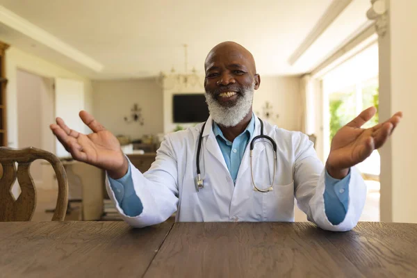 Porträt Eines Lächelnden Afrikanisch Amerikanischen Chefarztes Laborkittel Während Einer Videokonsultation — Stockfoto