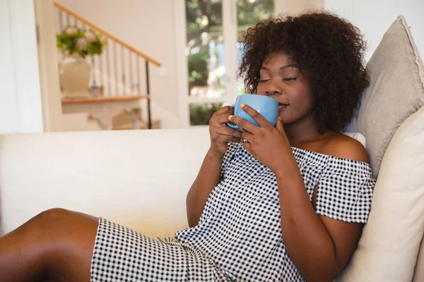 Retrato Mulher Afro Americana Sorridente Com Olhos Fechados Tomando Chá — Fotografia de Stock