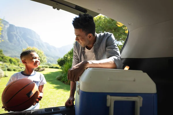 Feliz Padre Afroamericano Con Hijo Aire Libre Preparándose Para Picnic —  Fotos de Stock