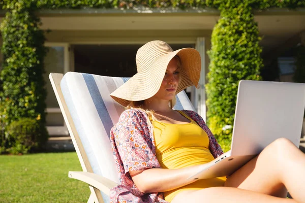 Mujer Caucásica Sentada Una Tumbona Jardín Soleado Con Sombrero Sol — Foto de Stock