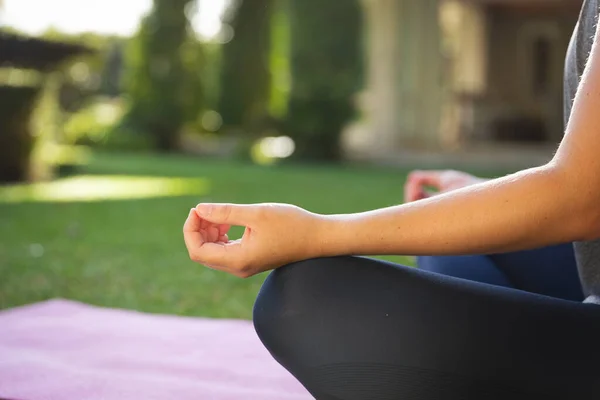 Der Mittelteil Der Frau Praktiziert Yoga Garten Sitzt Und Meditiert — Stockfoto