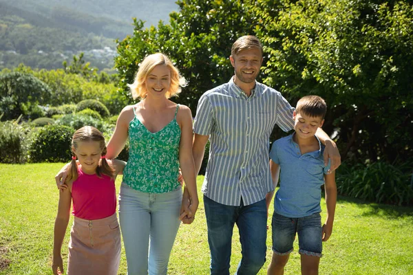 Gelukkig Kaukasisch Echtpaar Met Dochter Zoon Buiten Wandelen Zonnige Tuin — Stockfoto