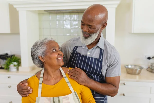 Pareja Afroamericana Mayor Cocina Mirándose Sonriendo Retiro Jubilación Feliz Concepto — Foto de Stock