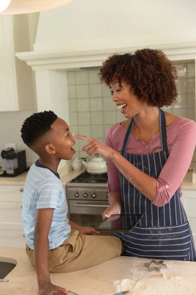 Χαρούμενη Αφροαμερικανή Μητέρα Γιο Ψήνεται Στην Κουζίνα Διασκεδάζει Και Χρησιμοποιεί — Φωτογραφία Αρχείου