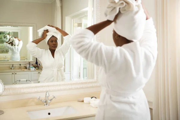 Donna Afroamericana Bagno Con Accappatoio Guardarsi Allo Specchio Mettere Asciugamano — Foto Stock