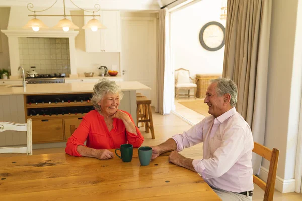 Senior Caucasian Couple Sitting Table Together Drinking Coffee Kitchen 노인의 — 스톡 사진