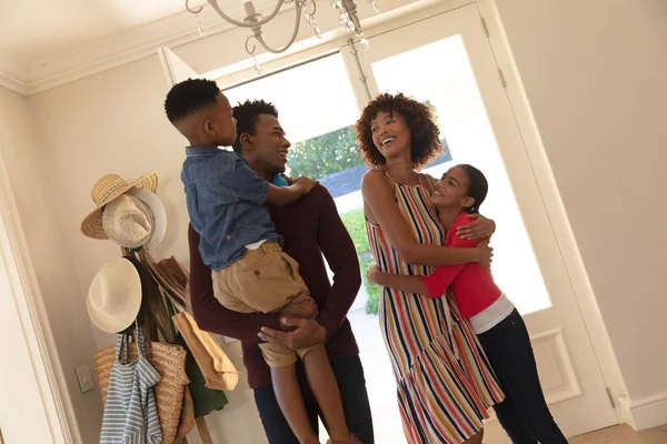 一对快乐的非洲裔美国夫妇 儿子和女儿在家里拥抱和微笑 与家人共享优质闲暇时间 — 图库照片