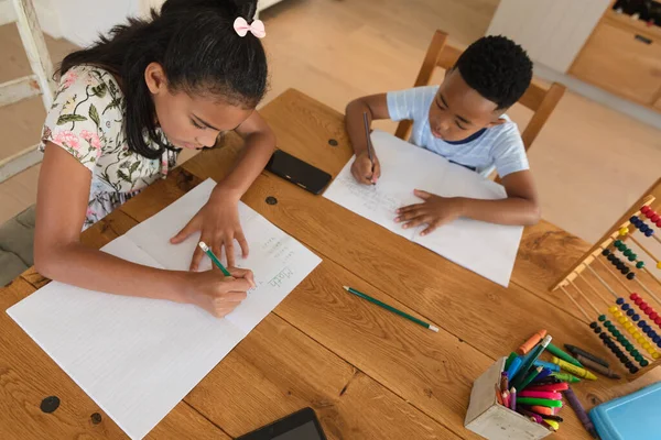 Afroamerikanische Jungen Und Mädchen Die Hause Hausaufgaben Machen Und Tisch — Stockfoto