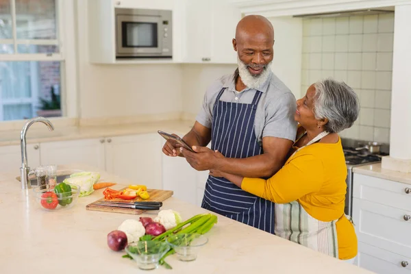 Pareja Afroamericana Mayor Cocinando Juntos Cocina Usando Tableta Retiro Jubilación — Foto de Stock