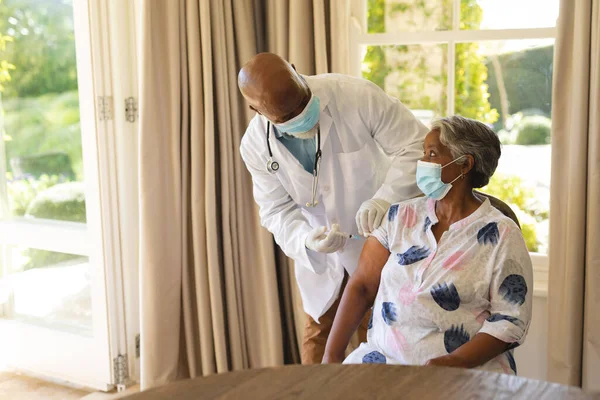 Starsza Afroamerykanka Lekarz Maskach Kobieta Szczepiona Emerytura Starszy Styl Życia — Zdjęcie stockowe