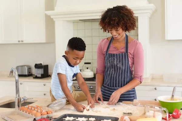 Χαρούμενη Αφροαμερικανή Μητέρα Τον Γιο Της Ψήνεται Στην Κουζίνα Κόβει — Φωτογραφία Αρχείου