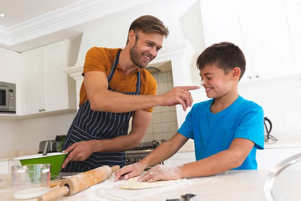 Καυκάσιος Πατέρας Και Γιος Ψήνουν Και Χαμογελούν Στην Κουζίνα Οικογένεια — Φωτογραφία Αρχείου